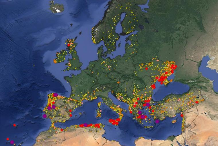 Έκταση των καμένων περιοχών το 2023, όπως αναφέρθηκε από το EFFIS. Οι κίτρινες κουκκίδες αναφέρονται σε περιοχές έως 100 εκτάρια, πορτοκαλί έως 500 εκτάρια, ροζ έως 1000 εκτάρια, κόκκινο έως 5000 εκτάρια, μωβ πέραν των 5000 εκταρίων