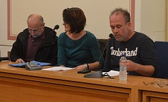 Ο Γρηγόρης Οικονομόπουλος, πρόεδρος της Ένωσης Γονέων (δεξιά) με τον εκπρόσωπο της Α' ΕΛΜΕ Θεόφιλο Παπαδόπουλο και την πρόεδρο του Συλλόγου Δασκάλων και Νηπιαγωγών Χριστίνα Λαδά