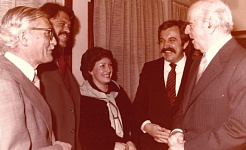 Ο πρόεδρος της Δημοκρατίας Κωνσταντίνος Καραμανλής, ο δήμαρχος Καλάματας Σταύρος Μπένος, η σύζυγος του δημάρχου Ευτυχία Μπένου και οι συνεργάτες του δημάρχου στη δημοτική αρχή, αιρετοί, Δημήτρης Χουλιάρας και Ντίνος Μακρόπουλος, από το ΚΚΕ