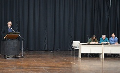 Από την παρουσία του προέδρου της ΠΟΕ ΟΤΑ  Νίκου Τράκα (αριστερά) στη φετινή γενική συνέλευση του Σωματείου Εργαζομένων στους ΟΤΑ Μεσσηνίας