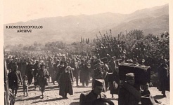 Από τον φάκελο υποψηφιότητας: Ένστολοι του γιουγκοσλαβικού στρατού και πλήθος άμαχου πληθυσμού (ακόμη και μικρά παιδιά) αιχμάλωτοι αιχμάλωτοι των γερμανικών στρατευμάτων, κατηφορίζουν χωματόδρομο στα ανατολικά της Καλαμάτας. Σημείο λήψης η σημερινή οδός Αύρας