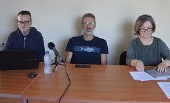 Η ιστορία 2 κατοίκων της Καλαμάτας που φυλακίστηκαν και απελάθηκαν από το Ισραήλ επειδή βοηθούσαν Παλαιστινίους να μαζέψουν τις ελιές τους Γιώργος Τσίρης, Δονάτος Νίκου, Μαρινέλλα Κατσιλιέρη σήμερα, στη συνέντευξη Τύπου στο Εργατικό Κέντρο Καλαμάτας