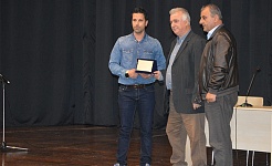 Ο Βασίλης Τζαμουράνης, από το Σωματείο Εργαζομένων ΟΤΑ Μεσσηνίας με τον Δημήτρη Φαββατά, πρόεδρος του Ν.Τ. ΑΔΕΔΥ (δεξιά), επιδίδει τιμητική πλατεία στον πρώην πρόεδρο του Σωματείου, Στράτο Χρυσαφίδη