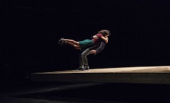 Yoann Bourgeois Art Company_He who falls © Geraldine Aresteanu
