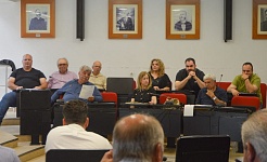 Από τη χθεσινή συνεδρίαση του Δημοτικού Συμβουλίου: Πάνω αριστερά οι τρεις ανεξάρτητοι Νίκος Χριστοφιλόπουλος, Κώστας Κατσούλης, Γιώργος Γρουσουζάκος και οι Ελένη Δουρούμη, Κώστας Θεοδωρακόπουλος, Παναγιώτης Παπαδόπουλος, Κώστας Γεωργακόπουλος, Σοφία Γιάνναρη, Κώστας Μαλιώτης