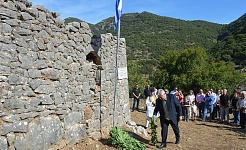 Κατάθεση στεφάνου από Διονύση Αθανασόπουλο, πρόεδρο του Προοδευτικού Συλλόγου Ψαρραίων