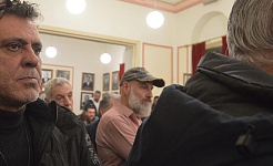 Ο Παναγιώτης Σκαφιδάς χθες το βράδυ στο Δημοτικό Συμβούλιο (με το καπελάκι)