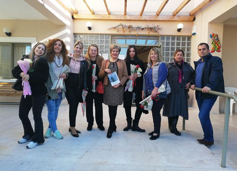 Ο Θανάσης Βασιλόπουλος με γυναίκες του συνδυασμού του στις Λέσχες Φιλίας του Δήμου