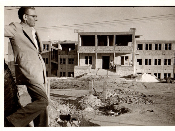 Ο διοικητικός διευθυντής του Γενικού Κρατικού Νοσοκομείου Καλαμάτας, αείμνηστος Θεόδωρος Μπένος (πατέρας του δημάρχου Καλαμάτας, υπουργού και προέδρου του Διαζωματος Σταύρου Μπένου) με φόντο το υπό ανέγερση νοσοκομείο στην Αθηνών, πριν το 1958