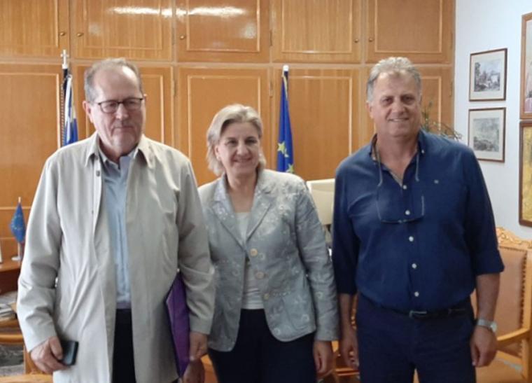 Παλιότερη φωτογραφία με τον περιφερειάρχη Παναγιώτη Νίκα, την αντιδήμαρχο Ελένη Αλειφέρη και τον αντιπεριφερειάρχη Βασίλη Καπέλιο