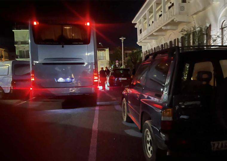 Απροστάτευτες οι ειδικές θέσεις στάθμευσης - Αποβίβαση τουριστικού λεωφορείου εν μέσω της οδού