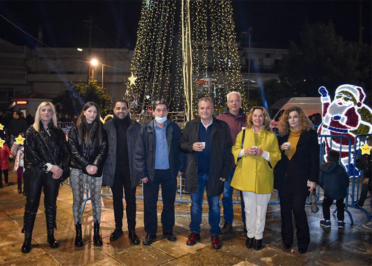 Ο δήμαρχος Πύλου-Νέστορος Παναγιώτης Καρβέλας στη φωταγώγηση του Χριστουγεννιάτικου δέντρου στη Χώρα