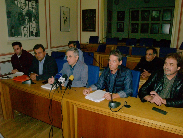 Λεωνίδας Βέλλης, Δημήτρης Φαββατάς, Μανώλης Μάκαρης, Τάσος Πολυχρόνοπολος, Νίκος Χριστόπουλος και πίσω Νίκος Μπιτσάνης και Γιώργος Γιαννόπουλος (δεξιά)