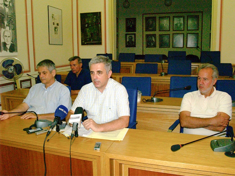 Σταμάτης Μπεχράκης, στο βάθος Νίκος Μπιτσάνης, Μανώλης Μάκαρης και Μιχάλης Αντωνόπουλος