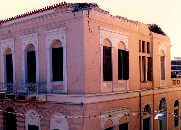 Το Δημαρχείο της Καλαμάτας μετά τους σεισμούς του 1986 (φωτό αρχείο Kalamata Journal)