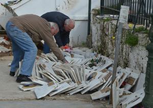 Ήπιοι τόνοι στη Δημοτική Επιτροπή για όσα έγιναν στο νεκροταφείο με τις οστεοθυρίδες
