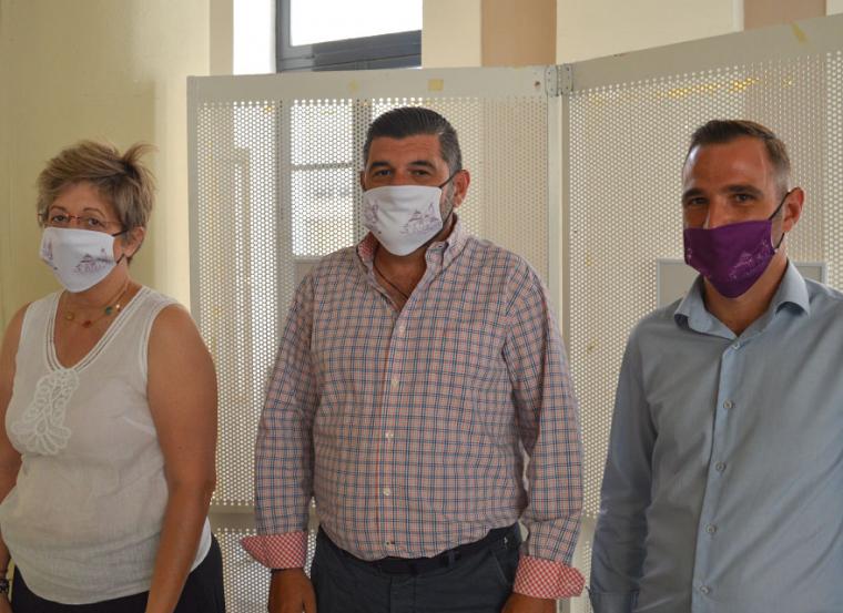 Η αναπληρώτρια πρόεδρος της Κοινότητας Καλαμάτας Κατερίνα Μπάμπαλη, ο πρόεδρος Παναγιώτης Λύρας και το μέλος  Δημήτρης Τσαλίκης