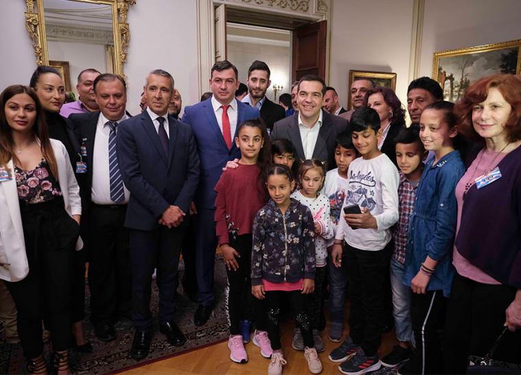 Ο πρωθυπουργός Αλέξης Τσίπρας με Ρομά στο Μέγαρο Μαξίμου