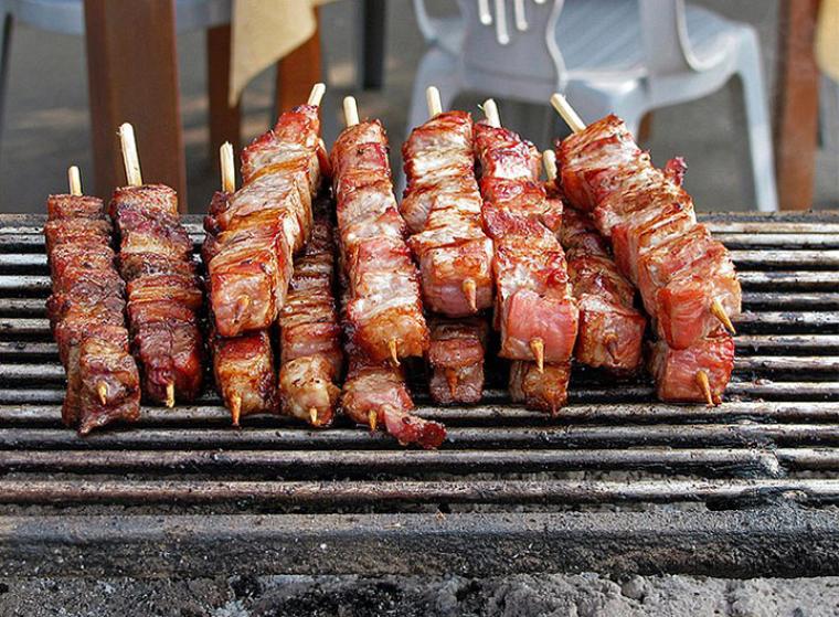 Αποφεύγετε γουρνοπούλα, σουβλάκια και κοτόπουλα από πλανόδιους πωλητές – Οδηγίες από την Περιφερειακή Ενότητα