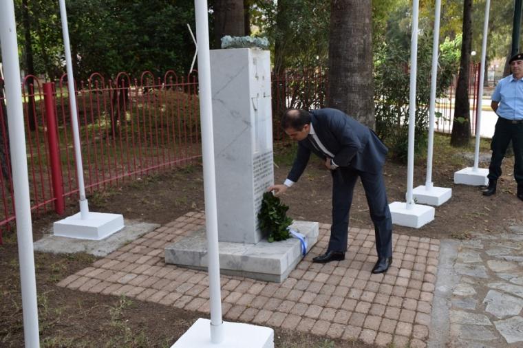 Στεφάνι από το δήμαρχο στο μνημείο των πεσόντων στη Μάχη της Καλαμάτας 28 Απρίλη 1941