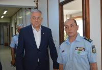 Ο υπουργός Προστασίας του Πολίτη, Τάκης Θεοδωρικάκος, με τον αρχηγό της ΕΛΑΣ αντιστράτηγο Κωνσταντίνο Σκούμα, στη Διεύθυνση Αστυνομίας Μεσσηνίας