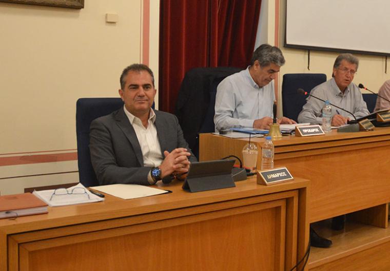 Ο δήμαρχος Θανάσης Βασιλόπουλος, ο πρόεδρος του Δημοτικού Συμβουλίου, Δημήτρης Πολίτης και ο γραμματέας Κώστας Τσαπόγας