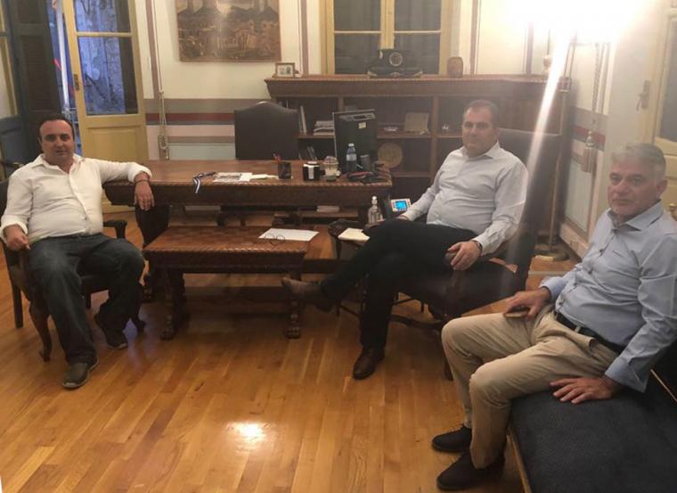 Οι ιδιοκτήτες ταξί στο δήμαρχο για τις πιάτσες και άλλα θέματα