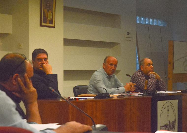 Ο δήμαρχος Γιώργος Αθανασόπουλος, ο πρόεδρος του Δημοτικού Συμβουλίου Νίκος Φύκρης και ο γραμματέας του Σώματος Γιάννης Λάσκαρης