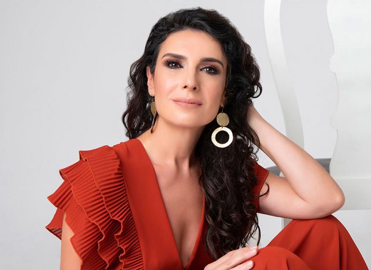 Η Κλεονίκη Δεμίρη στο προαύλιο του Μεγάρου