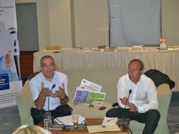 Ο Αργύρης Περουλάκης και ο Λεωνίδας Αντωνακόπουλος, στην Καλαμάτα σε προηγούμενη εκδήλωση  της Αντιπροσωπείας της Ευρωπαϊκής Επιτροπής στην Ελλάδα και του Γραφείου του Ευρωπαϊκού Κοινοβουλίου στην Ελλάδα