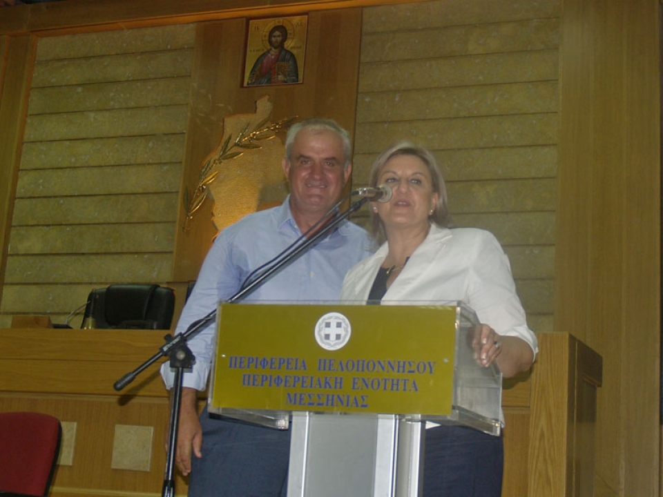 Ελένη Αλειφέρη και Γιάννης Αργυράκης κατά την εκδήλωση παράδοσης-παραλαβής της Περιφερειακής Ενότητας Μεσσηνίας