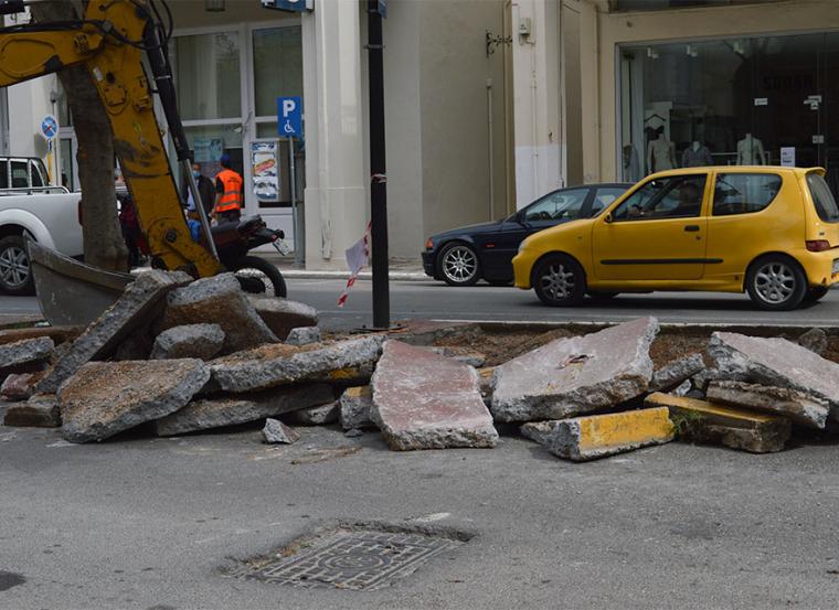 Ξηλώνεται και θα ξαναφτιαχτεί η νησίδα στην 23ης Μαρτίου