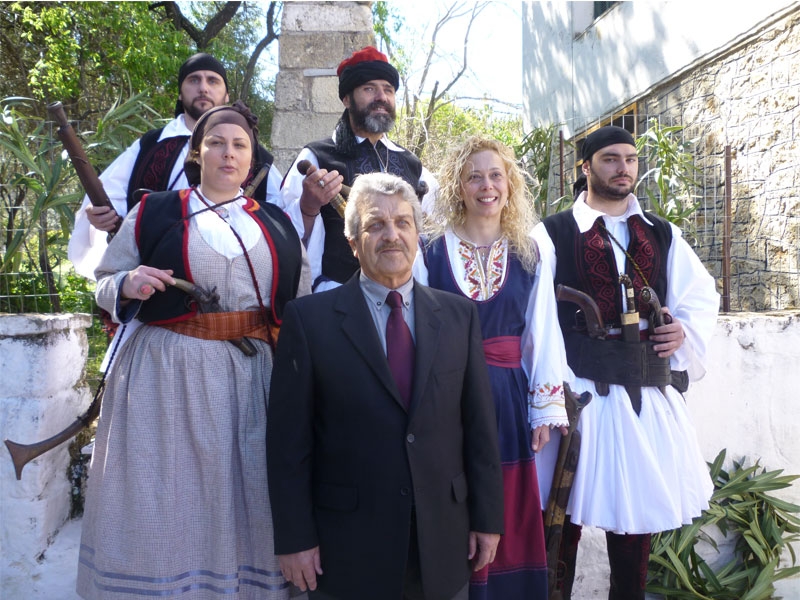 Ο δήμαρχος Δημήτρης Γιαννημάρας με την εκπρόσωπο του Δήμου Πειραιά, Ελένη Κούβαρη και τους &quot;Ελληνομνήμονες&quot;