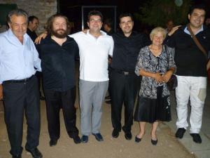 Ο Γιώργος Μαρινάκης στη μέση με το μαύρο πουκάμισο με την οικογένεια του και άλλους μουσικους