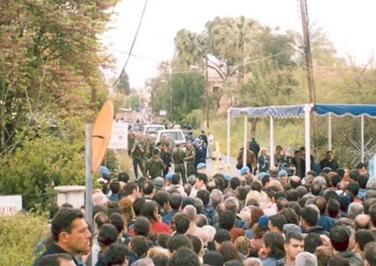 Απρίλης 2003 – Το τείχος του διαχωρισμού της Κύπρου ραγίζει