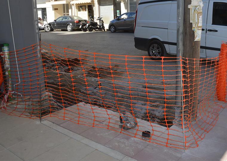 Πριν καν τελειώσει η ανάπλαση γίνονται τομές στην Ψαρών από ΔΕΔΔΗΕ και ΔΕΥΑΚ!