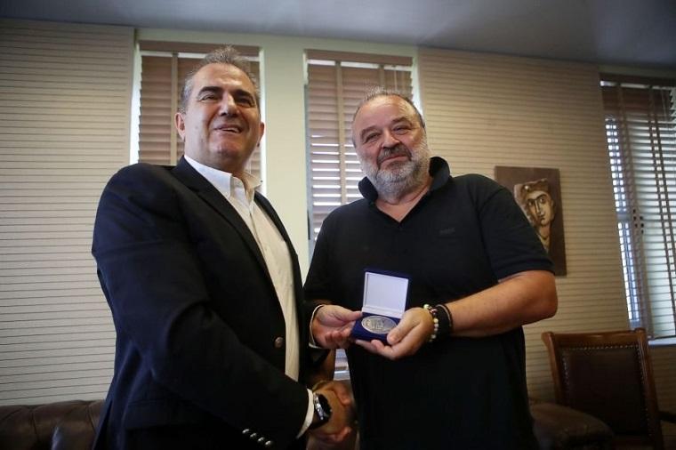 ΣΟΥΤ μας ακούνε… όσα και δε λέγονται και δεν γράφονται