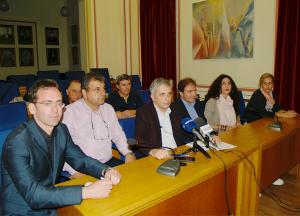 Πέτρος Κατσούλης, Δημήτρης Φαββατάς, Μανώλης Μάκαρης, Νίκος Χριστόπουλος, Αγγελική Φραγκισκάκη, Ρούλα Πετράκου και πίσω Κώστας Μαρκάκης και Νίκος Μπιτσάνης