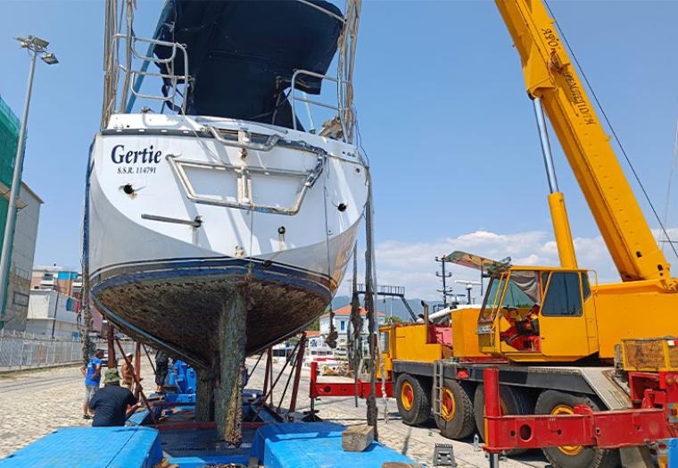 Απελευθερώνονται χώροι στο λιμάνι Καλαμάτας από τα κατασχεμένα θαλάσσια σκάφη