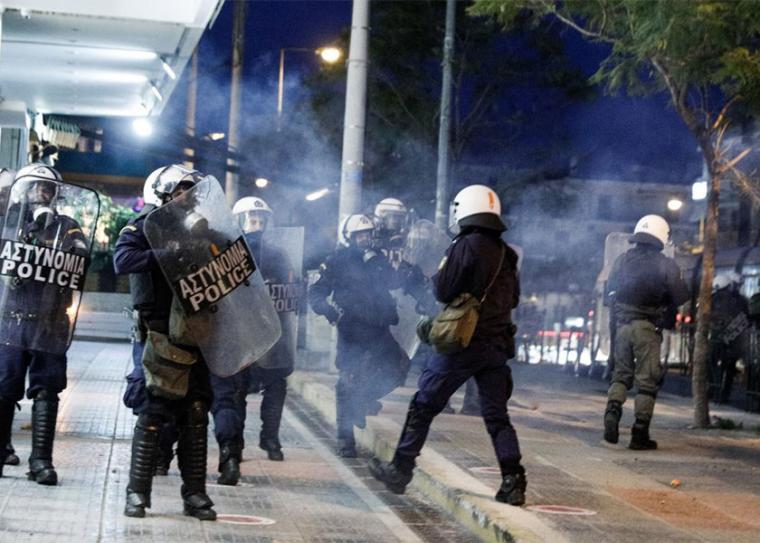 Αποφυλακίζεται ο “Ινδιάνος” - Κατηγορείται για την επίθεση στον αστυνομικό στη Νέα Σμύρνη ενώ εκείνη την ώρα ήταν στην Ελευσίνα