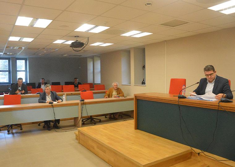 Μόνη της "συνεδριάζει" και αποφασίζει η δημοτική αρχή Καλαμάτας