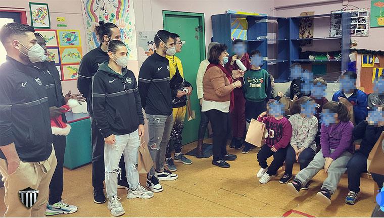 Ευχές και δώρα στους μαθητές του Ειδικού Δημοτικού Σχολείου από την ΠΑΕ Καλαμάτα και τους παίκτες της