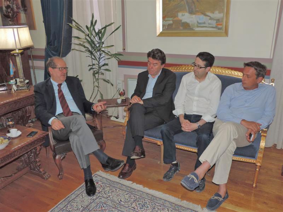 Αριστερά ο δήμαρχος Παναγιώτης Νίκας, δεξιά ο Περικλής Μαντάς και ανάμεσά τους οι Χρίστος Ριζάς και Δημήτρης Μπούχαλης, λίγους μήνες πριν, τότε που είχαν συνεργασία μεταξύ τους