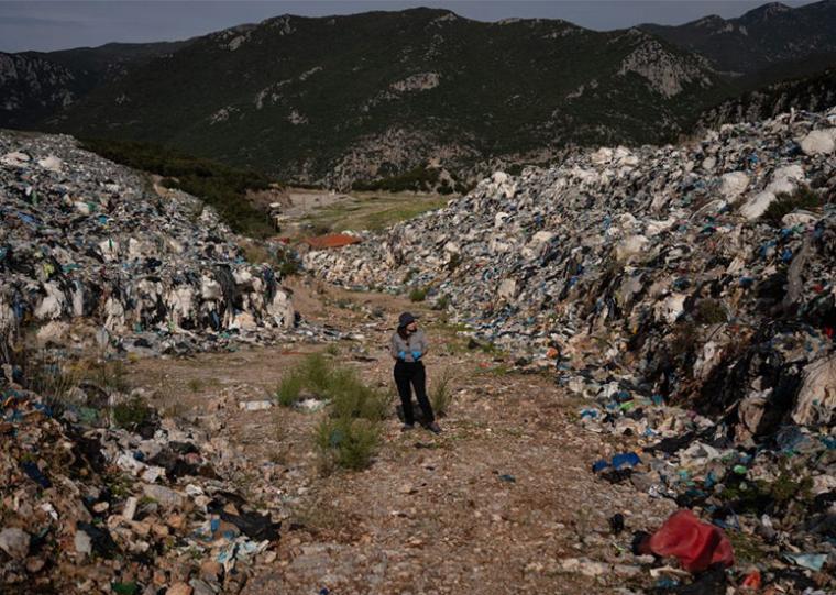 Η ρεπόρτερ Ευρυδίκη Μπερσή στη Μαραθόλακκα. Φωτογραφία: Νίκος Παλαιολόγος