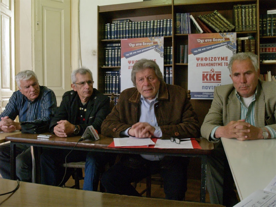 Ο Κώστας Αποστολόπουλος τρίτος από αριστερά με άλλα μέλη της Λαϊκής Συσπείρωσης Δήμου Μεσσήνης
