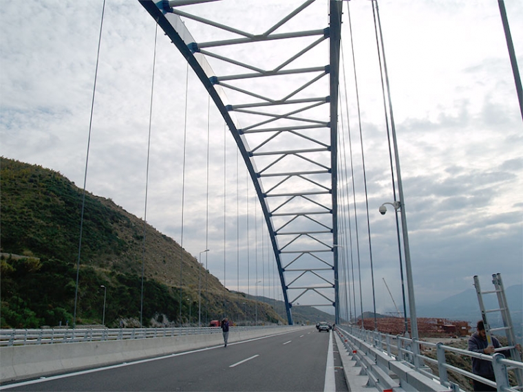Κόντρα για τα εγκαίνια και τη φιέστα παράδοσης της γέφυρας της Τσακώνας