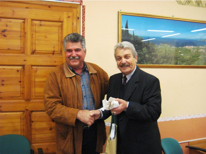 Ο Γιώργος Κιτρινιάρης με το δήμαρχο Δημήτρη Γιαννημάρα