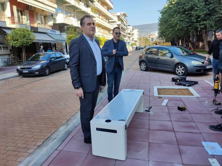 Ο δήμαρχος θανάσης Βασιλόπουλος με τον αντιδήμαρχο Βασίλη Κουτραφούρη σε επίσκεψή τους στην εγκατάσταση των ηλιακών παγκακίων 