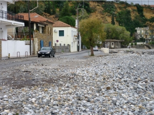 Βγήκαν ξανά κροκάλες στο Ακρογιάλι από τη θαλασσοταραχή