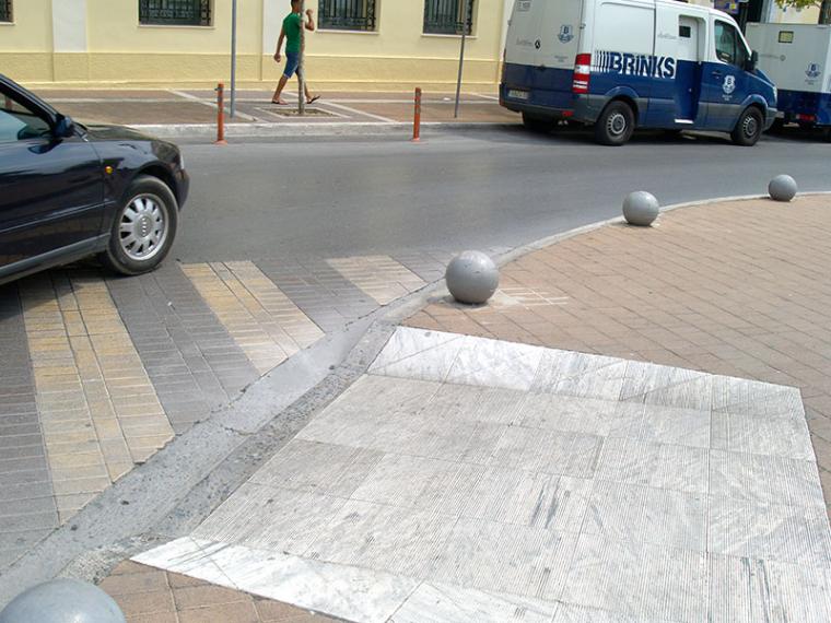 Νέες 127 ράμπες σε κεντρικά πεζοδρόμια της Καλαμάτας και άλλα έργα προσβασιμότητας